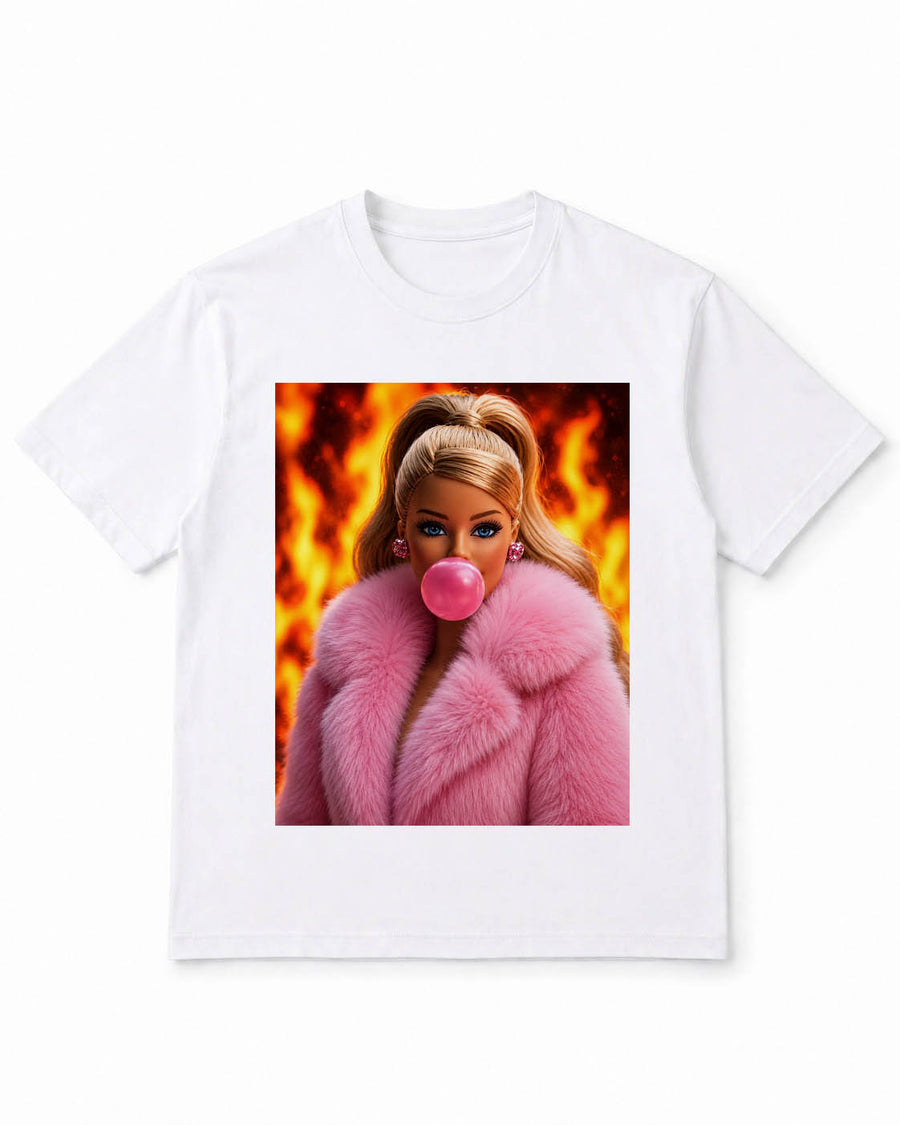 Meme-Puppen-T-Shirt mit pinkem Fell, Feuer und Kaugummi-Attitüde – 100 % Baumwolle