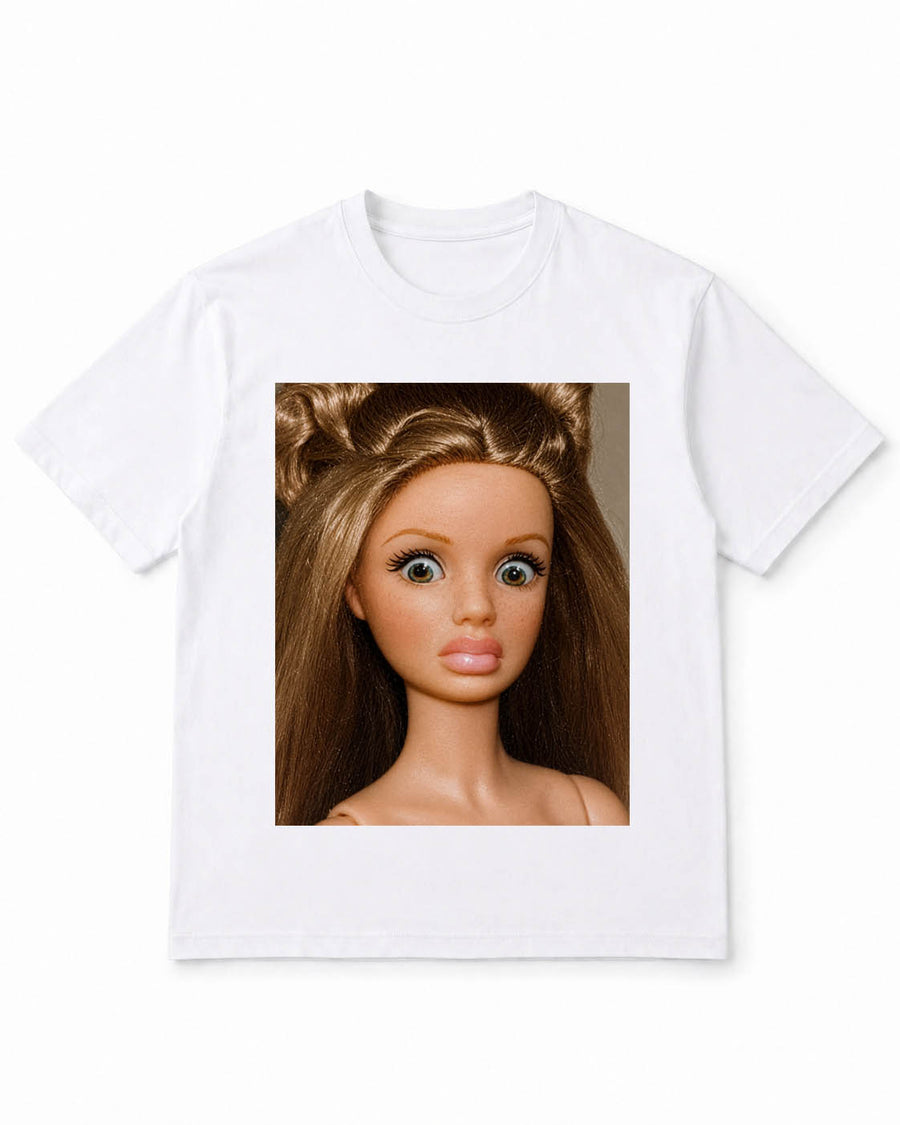 Meme-Puppen-T-Shirt mit Nahaufnahme einer Vintage-Puppe – 100 % Baumwolle