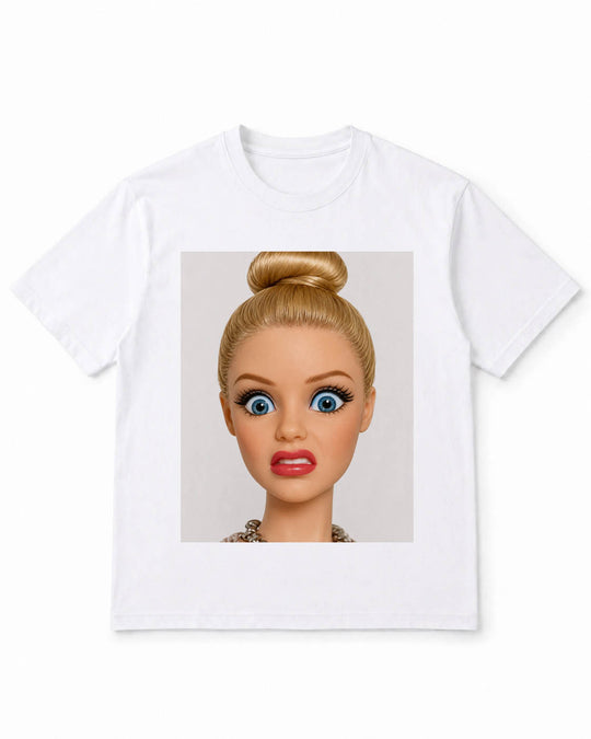 Meme-Puppen-T-Shirt mit großäugigem, verlegenem Gesichtsausdruck – 100 % Baumwolle