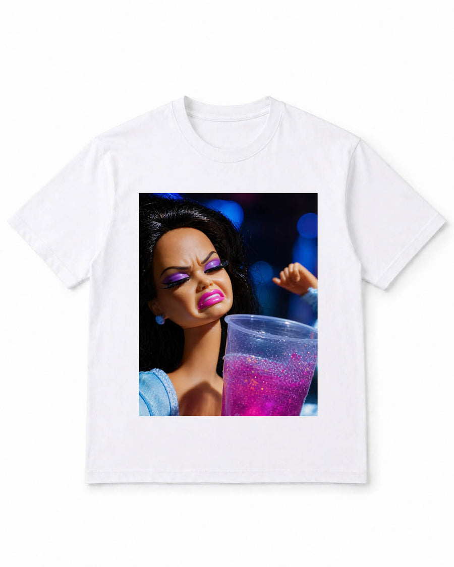 Meme-Puppen-T-Shirt mit Glitzerdrink und angewidertem Gesichtsausdruck – 100 % Baumwolle