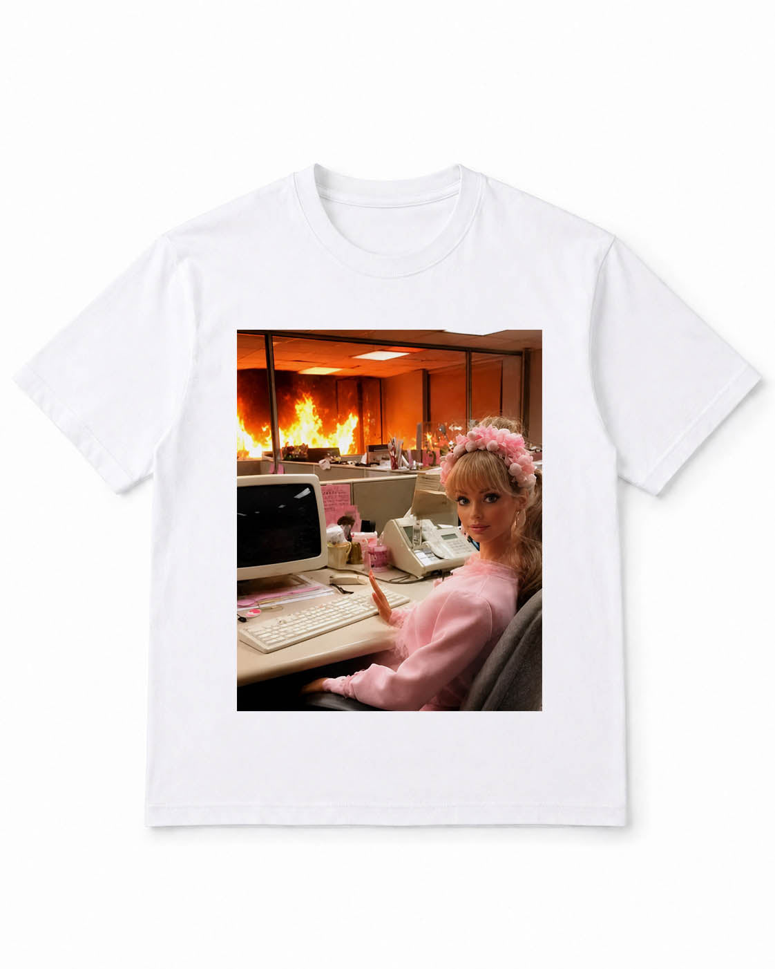 Meme-Puppen-T-Shirt mit lächelnder Puppe im brennenden Büro – 100 % Baumwolle