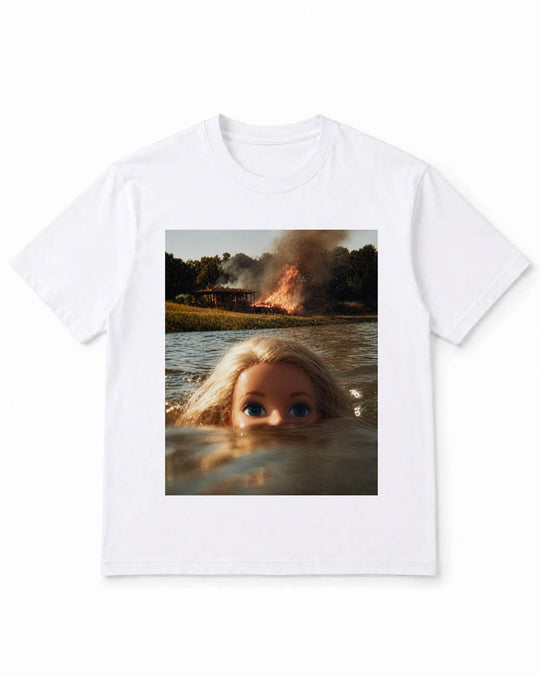 Meme-Puppen-T-Shirt mit dramatischer Fluchtszene am See – 100 % Baumwolle
