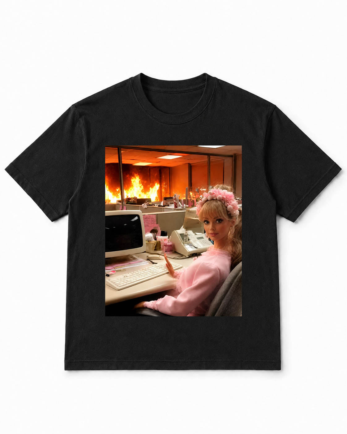 Meme-Puppen-T-Shirt mit lächelnder Puppe im brennenden Büro – 100 % Baumwolle