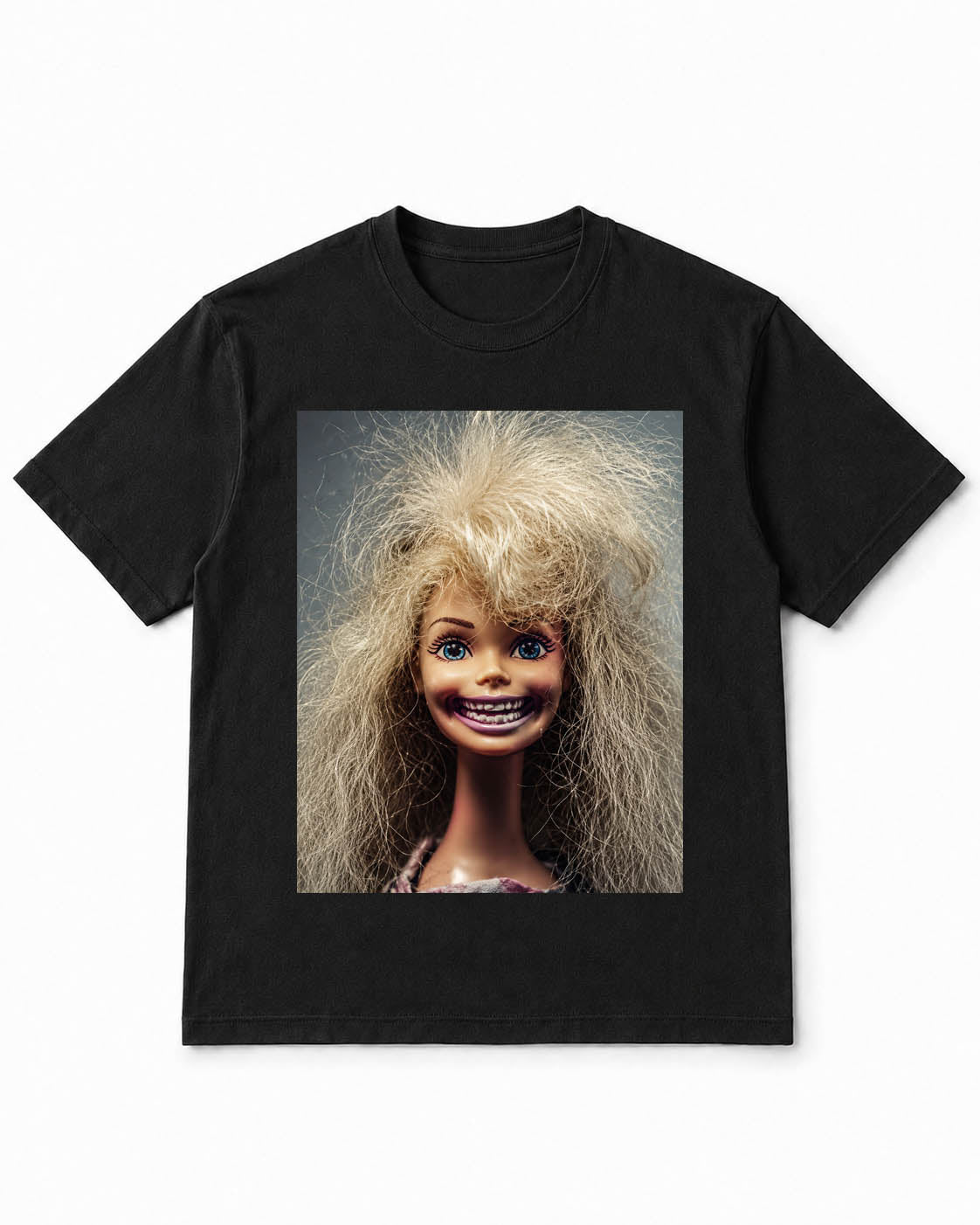 Meme-Puppen-T-Shirt mit unheimlichem Vintage-Puppenlächeln – 100 % Baumwolle